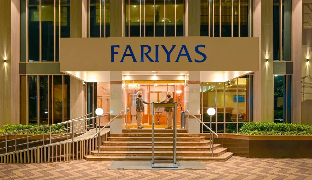 Fariyas Hotel Mumbai9.webp