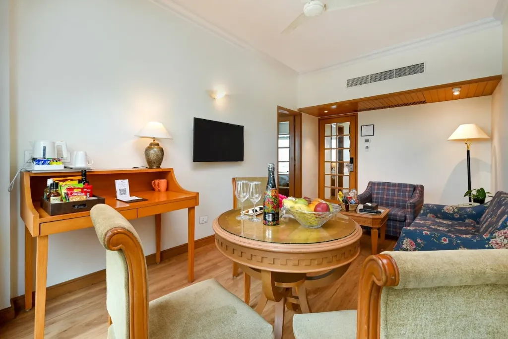 Fariyas Hotel Mumbai14.webp